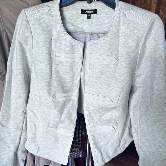 Classic Ladies Torrid Size 00 Gray White Blazer Structured Suit Jacket GUC - Picture 1 of 4